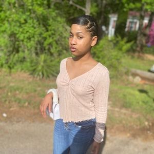 Meet your Posher, Alexis